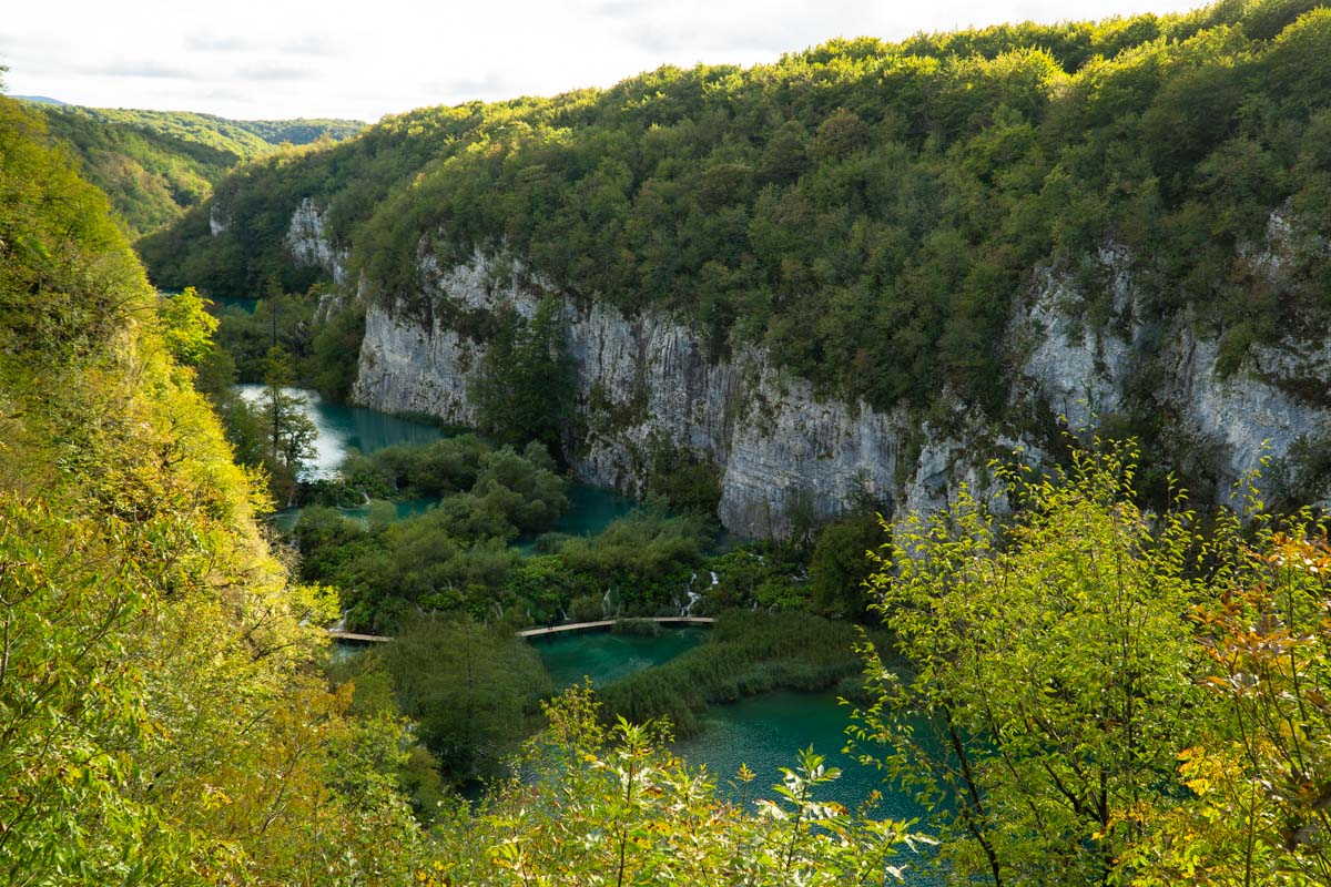 Blick von oben auf die Plitvicer Seen im Herbst