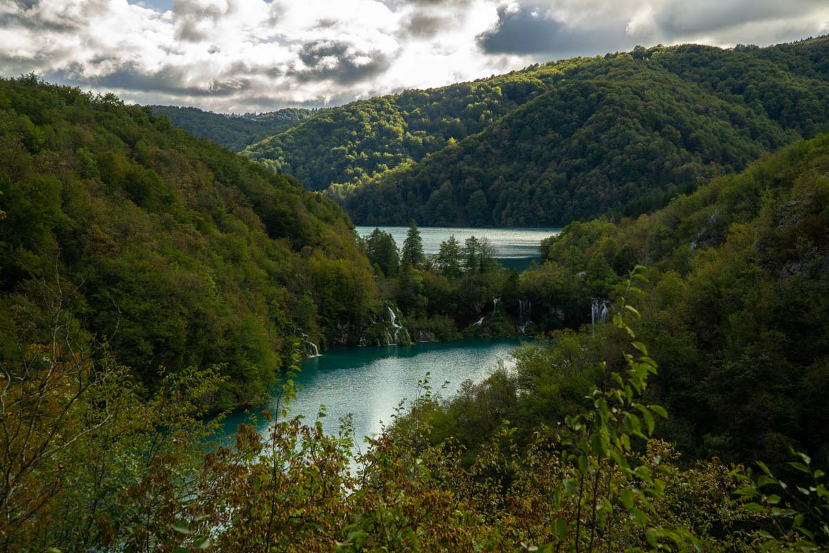 Blick von Oben auf die Unteren Seen im Nationalpark Plitvicer Seen