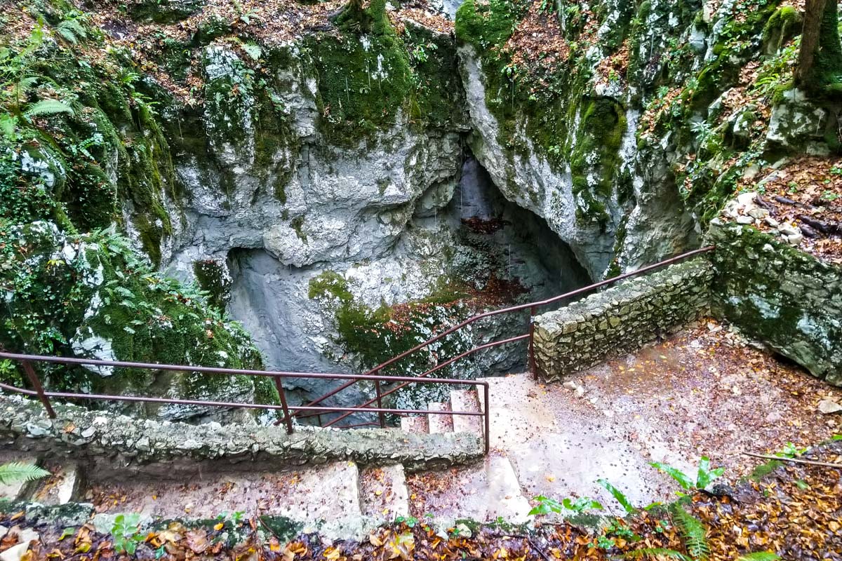 Oberer Eingang zur Schatzhöhle im Nationalpark Plitvicer Seen