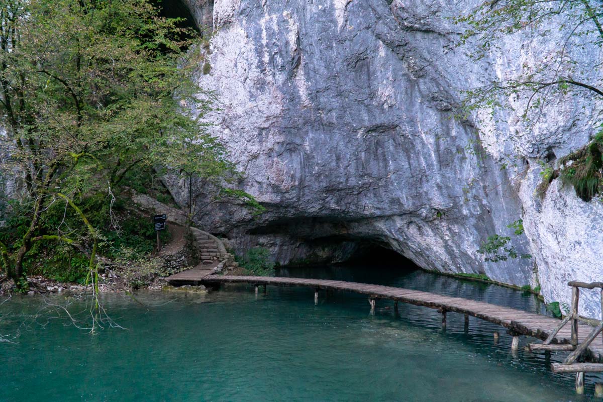 Aufgang zur Schatzhöhle im Nationalpark Plitvicer Seen aus "Der Schatz im Silbersee"