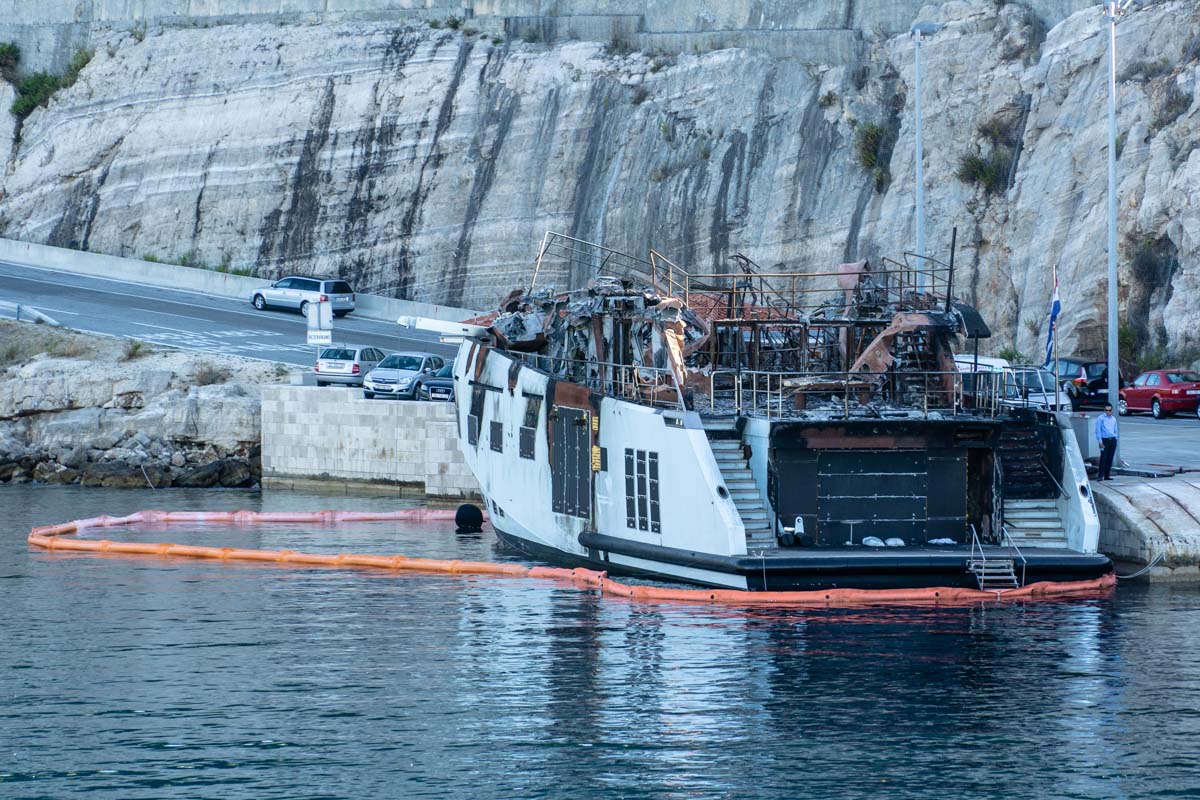 Ausgebrannte Fähre in Kroatien