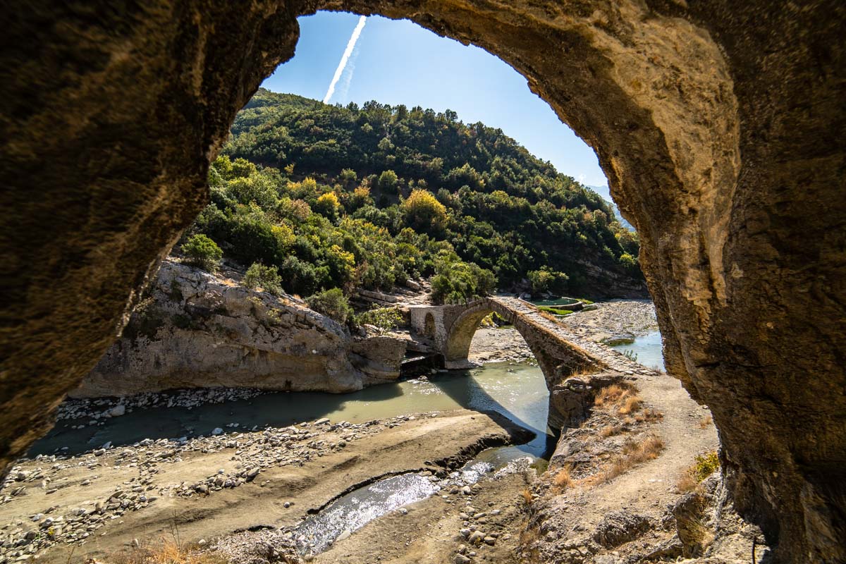 Blick aus einer Höhle auf Benja Thermalpools (Permet, Albanien)