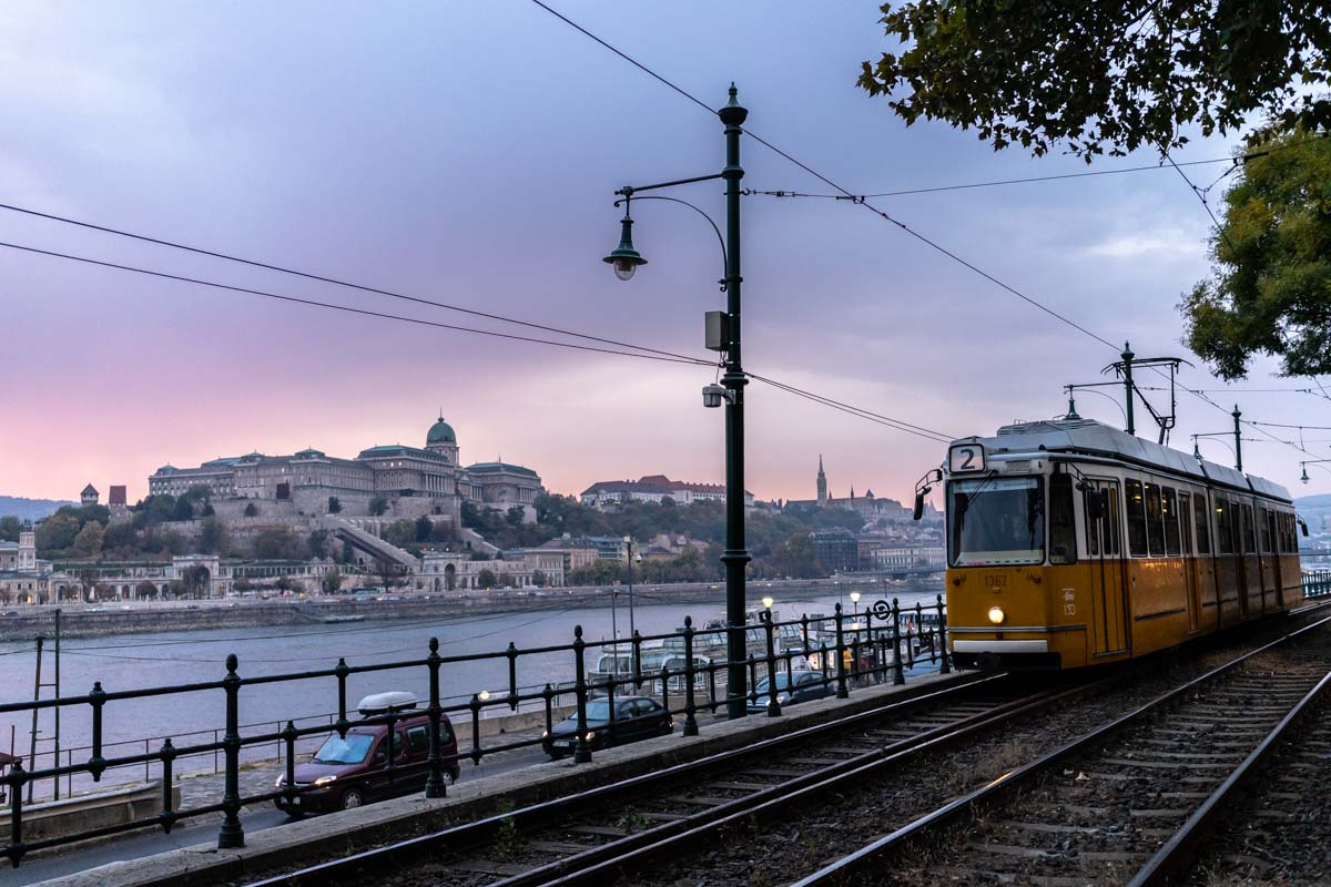 Straßenbahn neben Donau und Palast (Budapest, Ungarn)