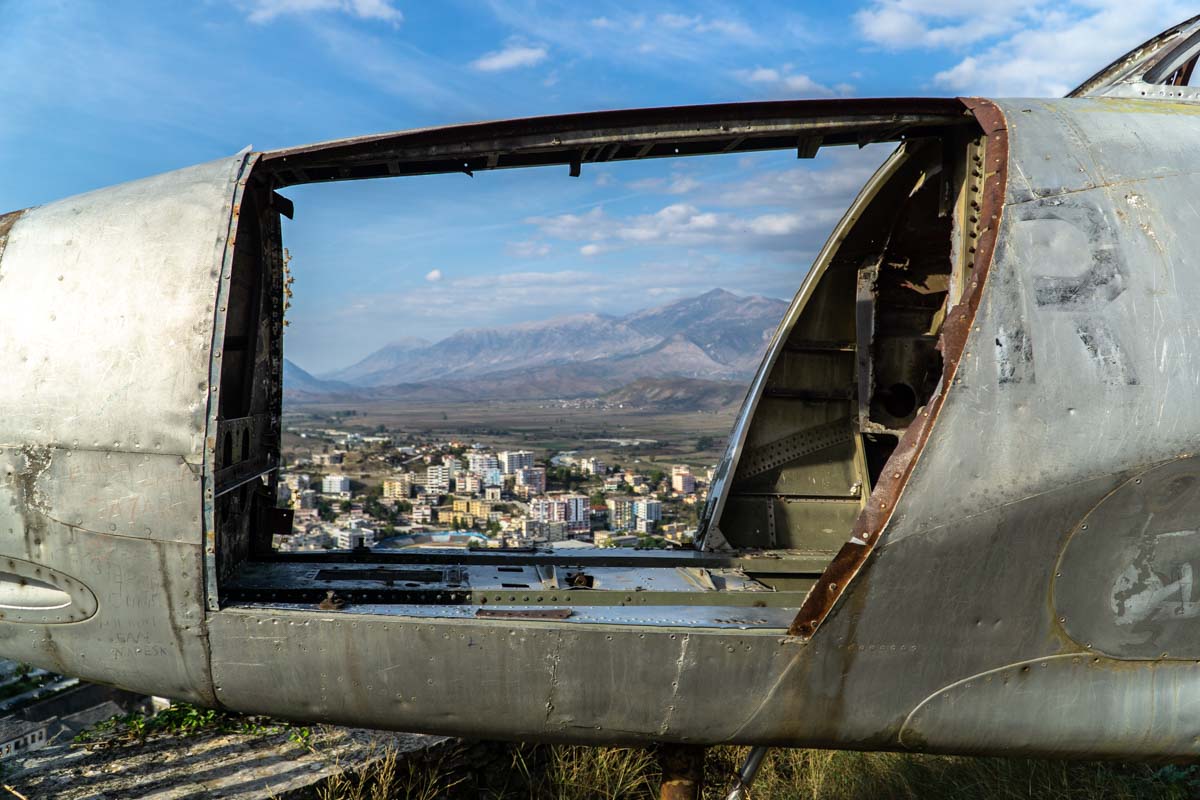 Flugzeug in Gjirokastra (Albanien)