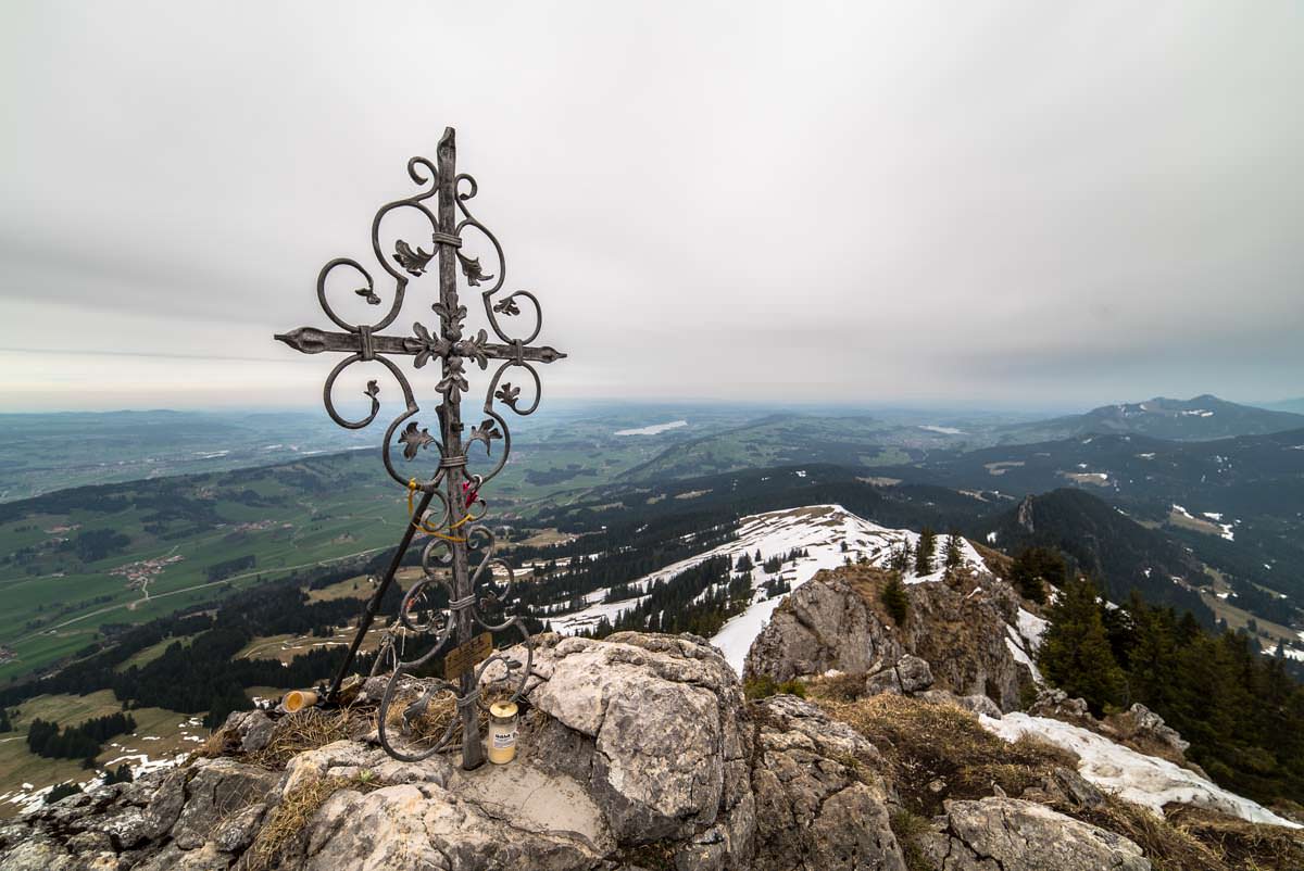 Gipfelkreuz am Grünten im Winter.