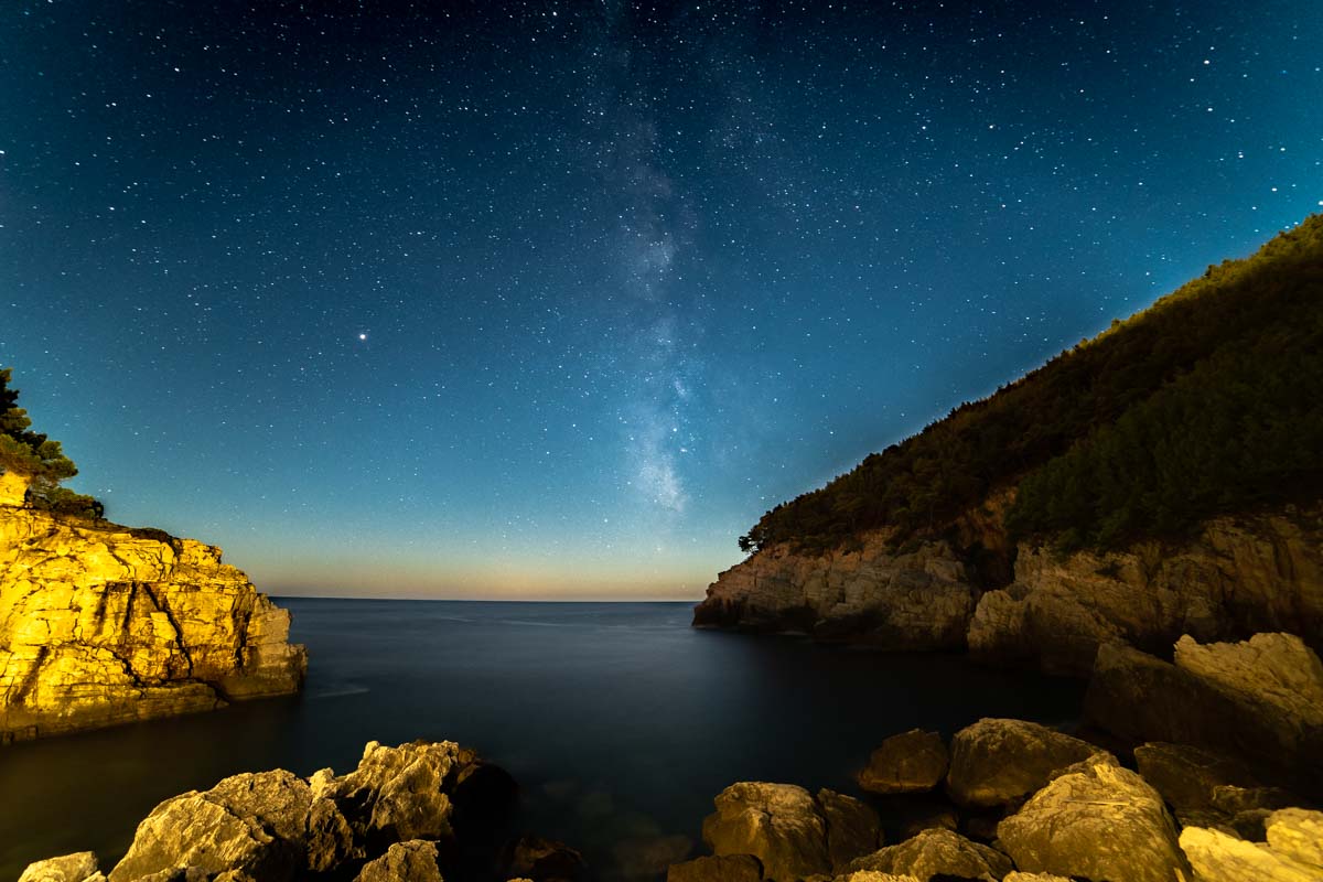 Milchstraße über einer Bucht der Insel Mljet (Kroatien)