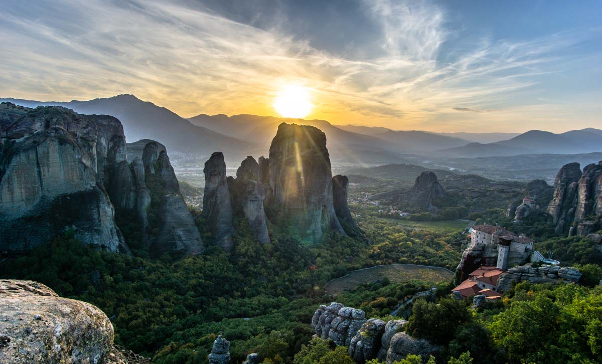 Sonnenuntergang über den Meteora-Klöstern (Kalambaka, Griechenland)