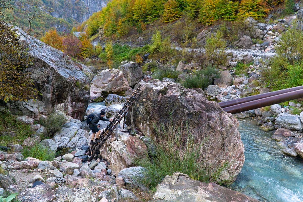 Rohrbrücke bei Theth (Albanien)