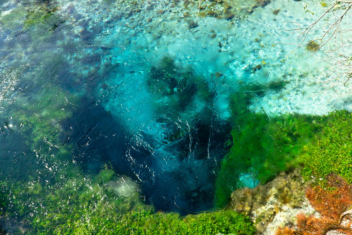 Die Frischwasserquelle Syri i Kalter (Das Blaue Auge), Albanien