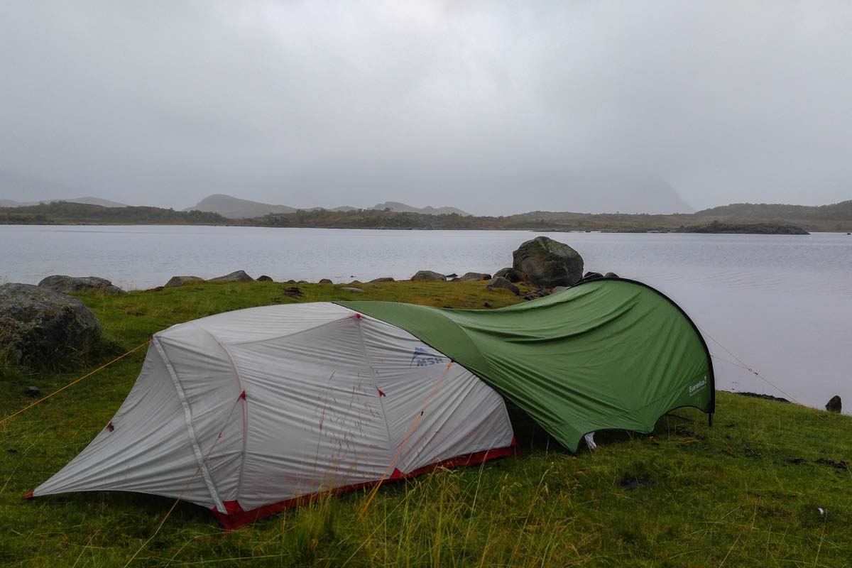 Unter einem Tarp könnt ihr kochen, essen, chillen - bei andauernden Regenschauern eine echte Wohltat!