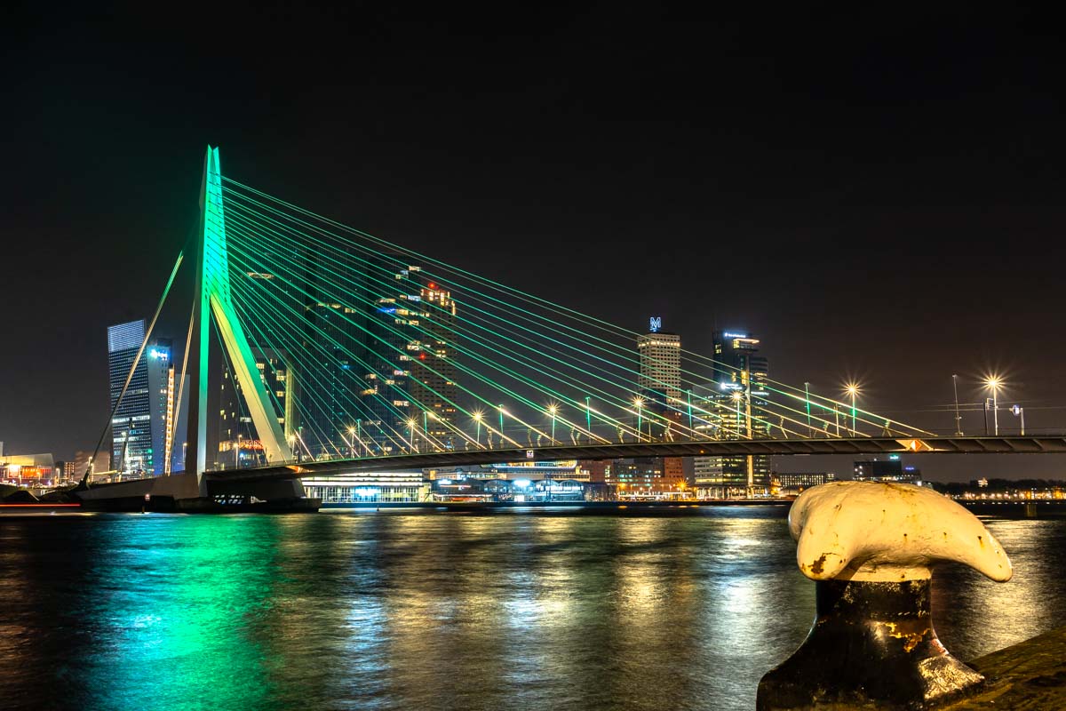 Erasmusbrücke und Neue Maas bei Nacht