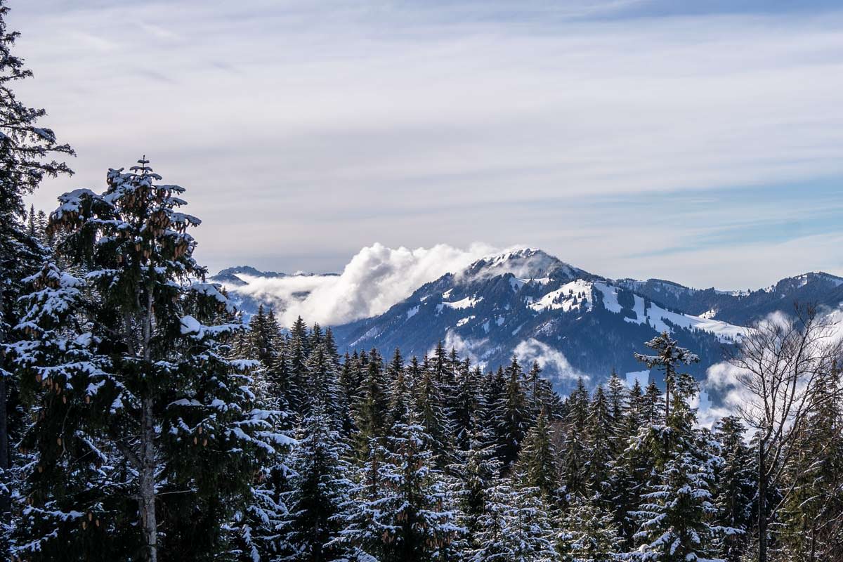 Wolken umspielen die Allgäuer Alpen