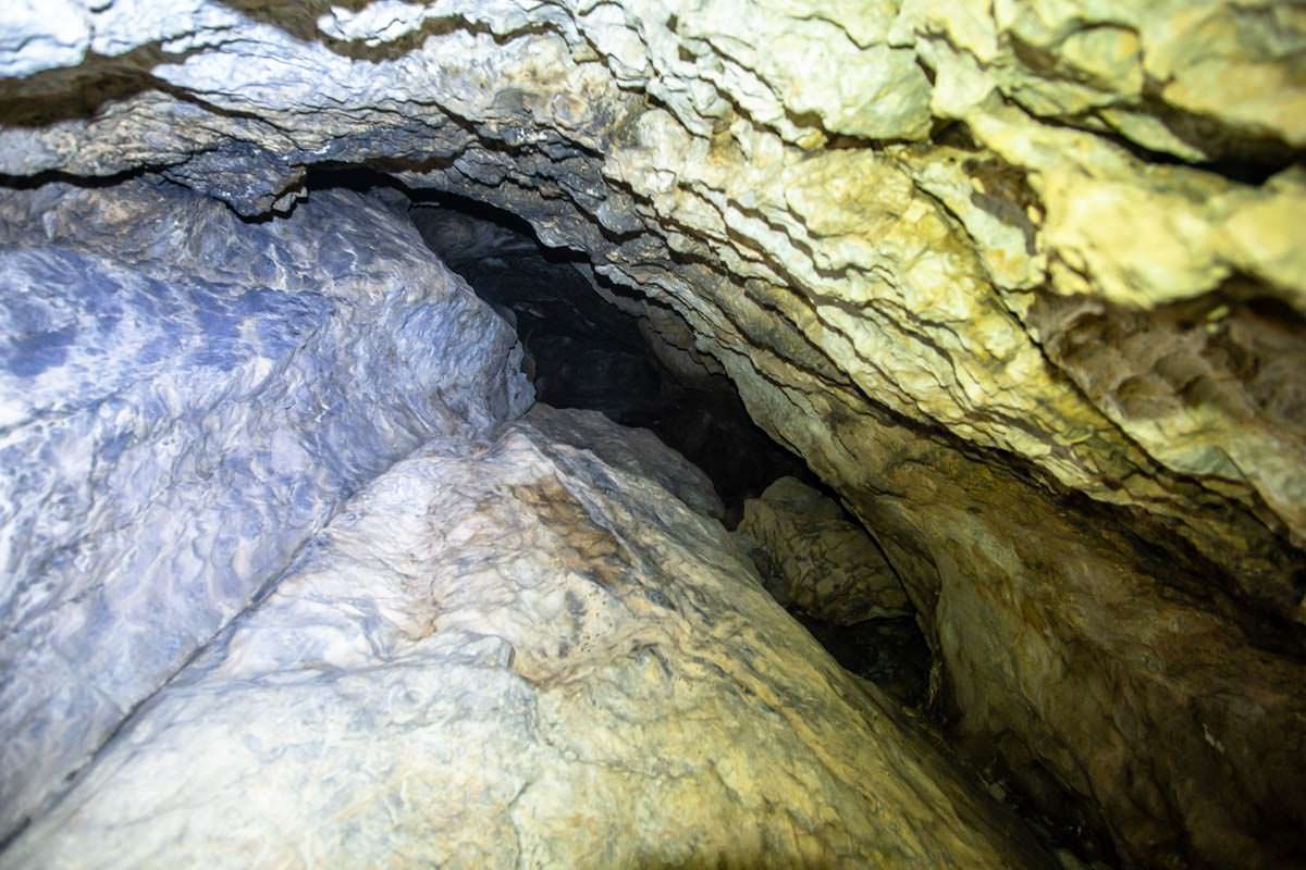 Zum Teil ist die Arapi Höhle sehr eng (Theth, Albanien)