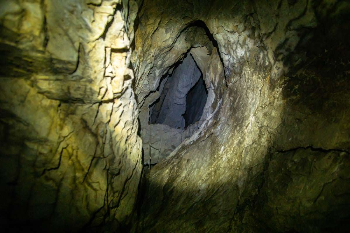 Seilsicherung in der Arapi Höhle (Theth, Albanien)