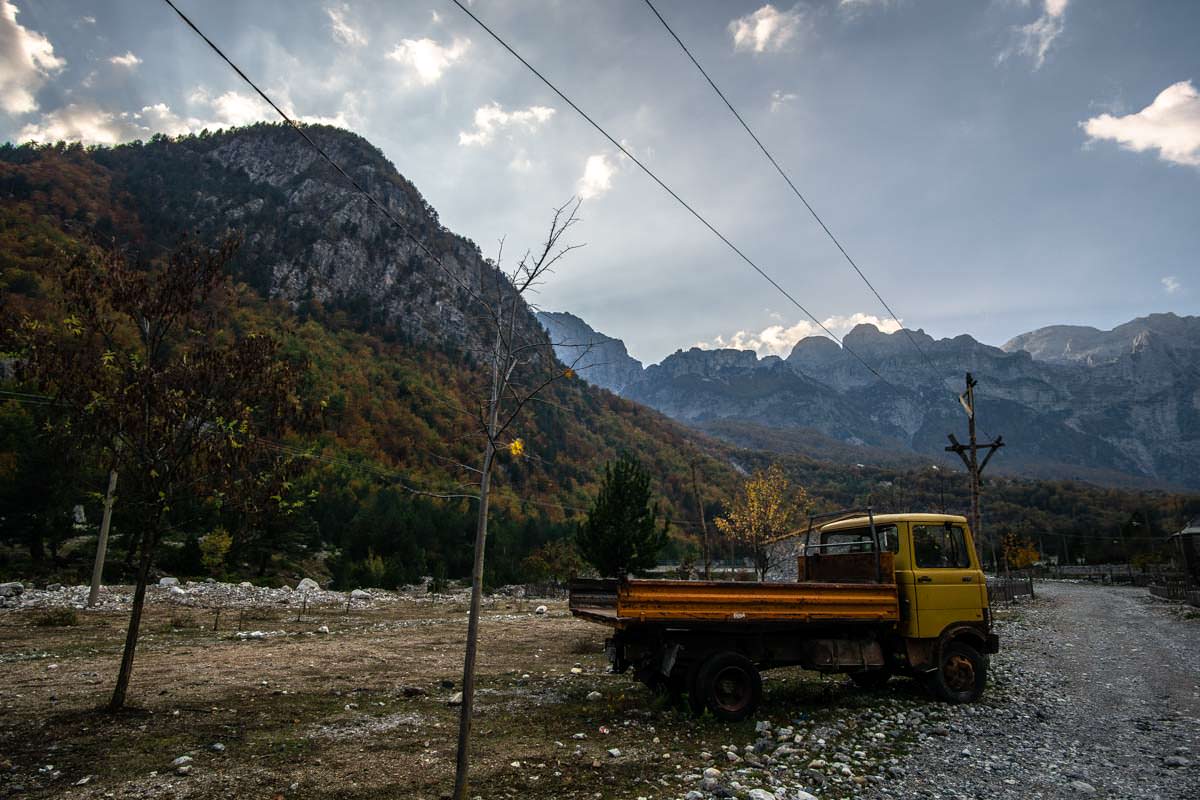 Dorfstraße von Theth (Albanien)