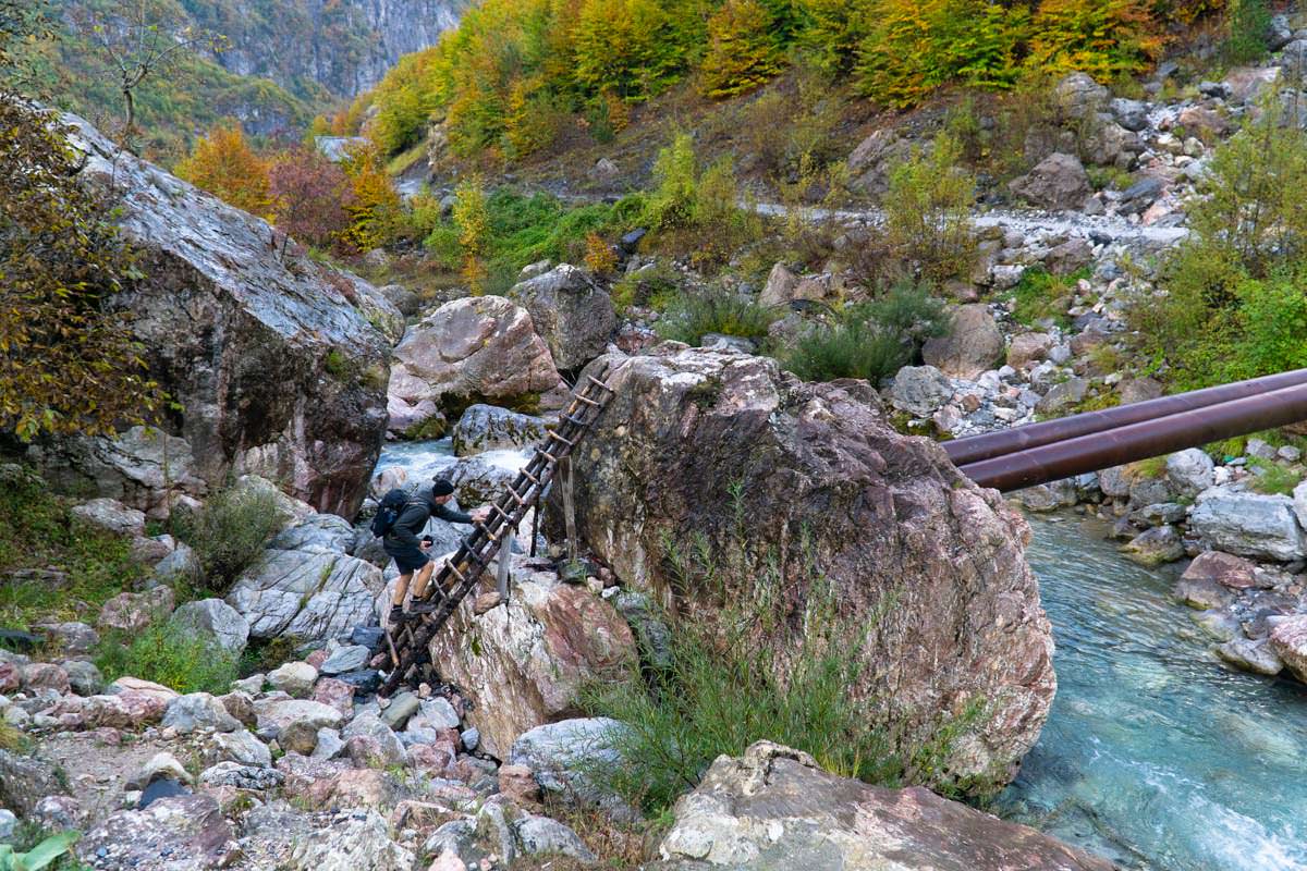 Rohrbrücke in Theth (Albanien)