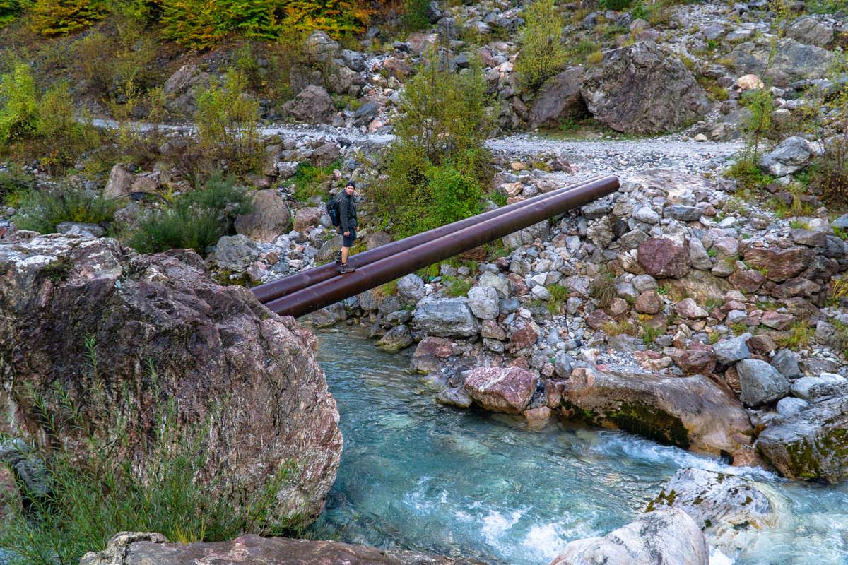 Rohrbrücke in Theth (Albanien)