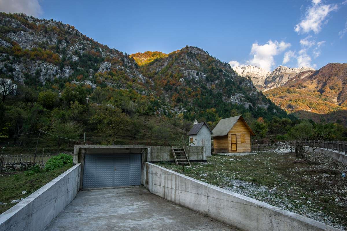 Hauptsache die Tiefgarage steht schon mal (Theth, Albanien)