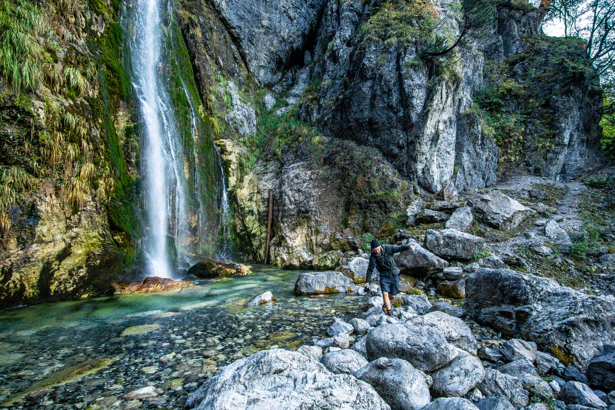 Der Wanderweg durch den Grunas Wasserfall (Theth, Albanien)