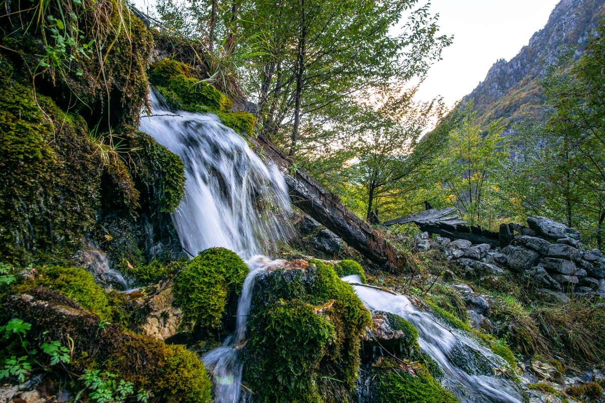 Der Grunas Wasserfall fließt in den Shala Fluss ab.