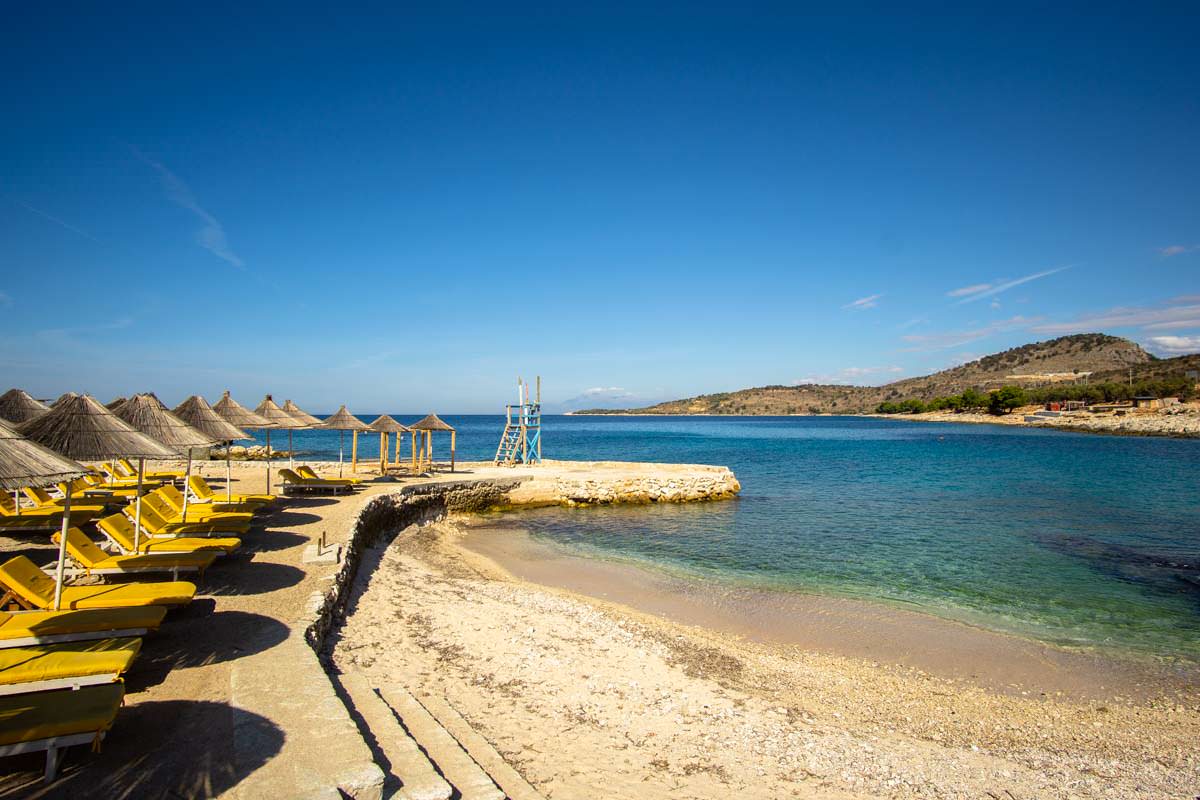 Liegestühle am Strand von Ksamil