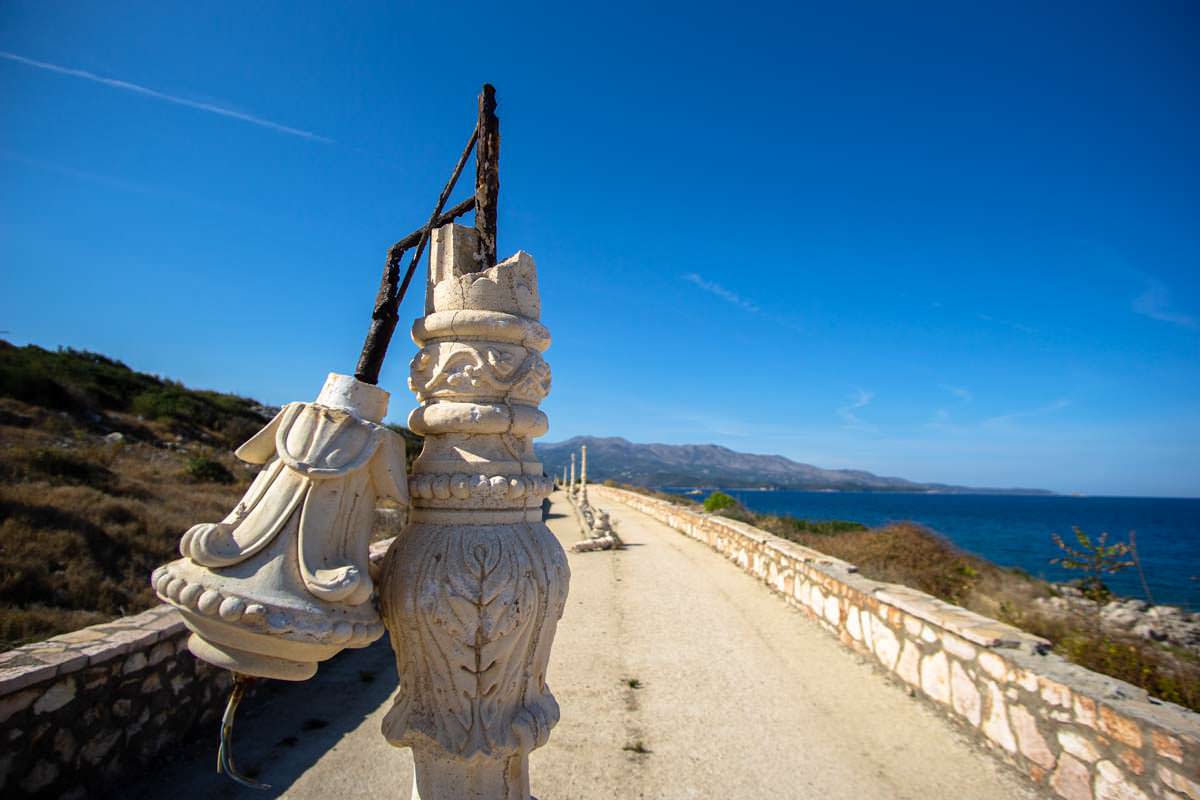 Die Strandpromenade von Ksamil