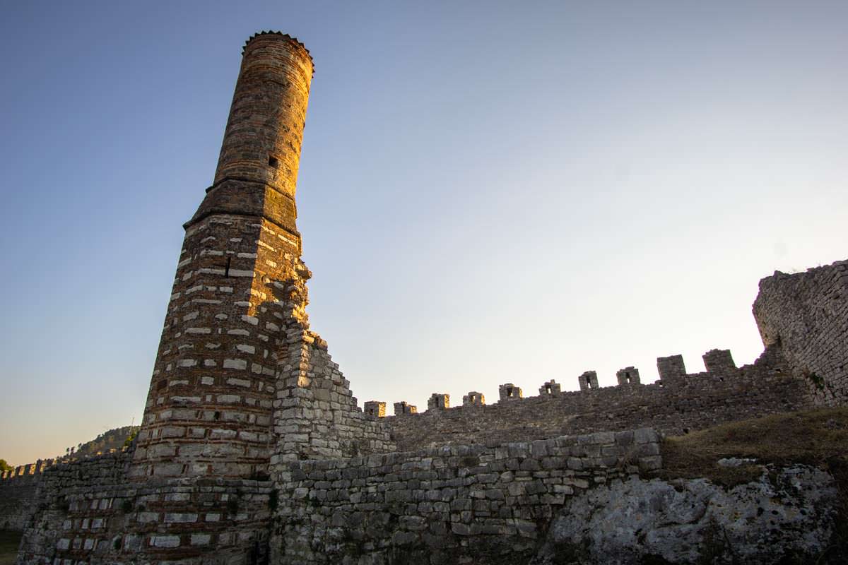 Ruine und Minarett der Roten Moschee von Berat