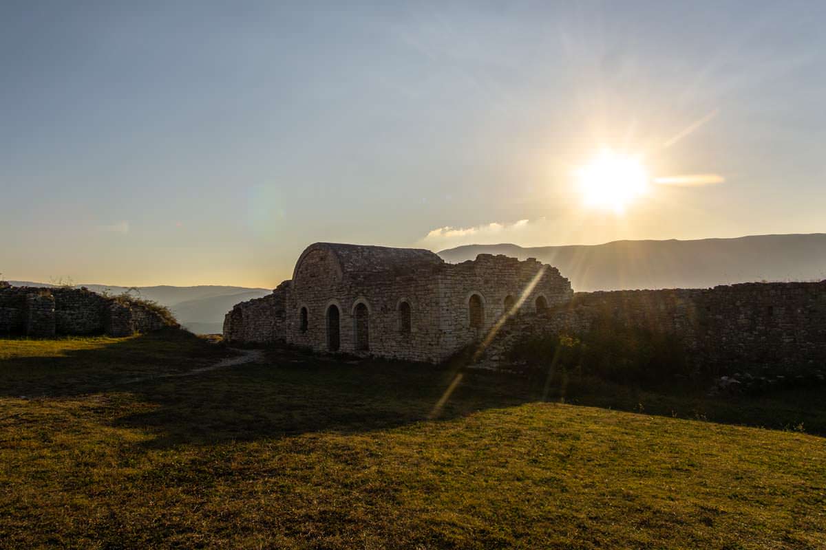 Ruine in Burgfestung (Berat)