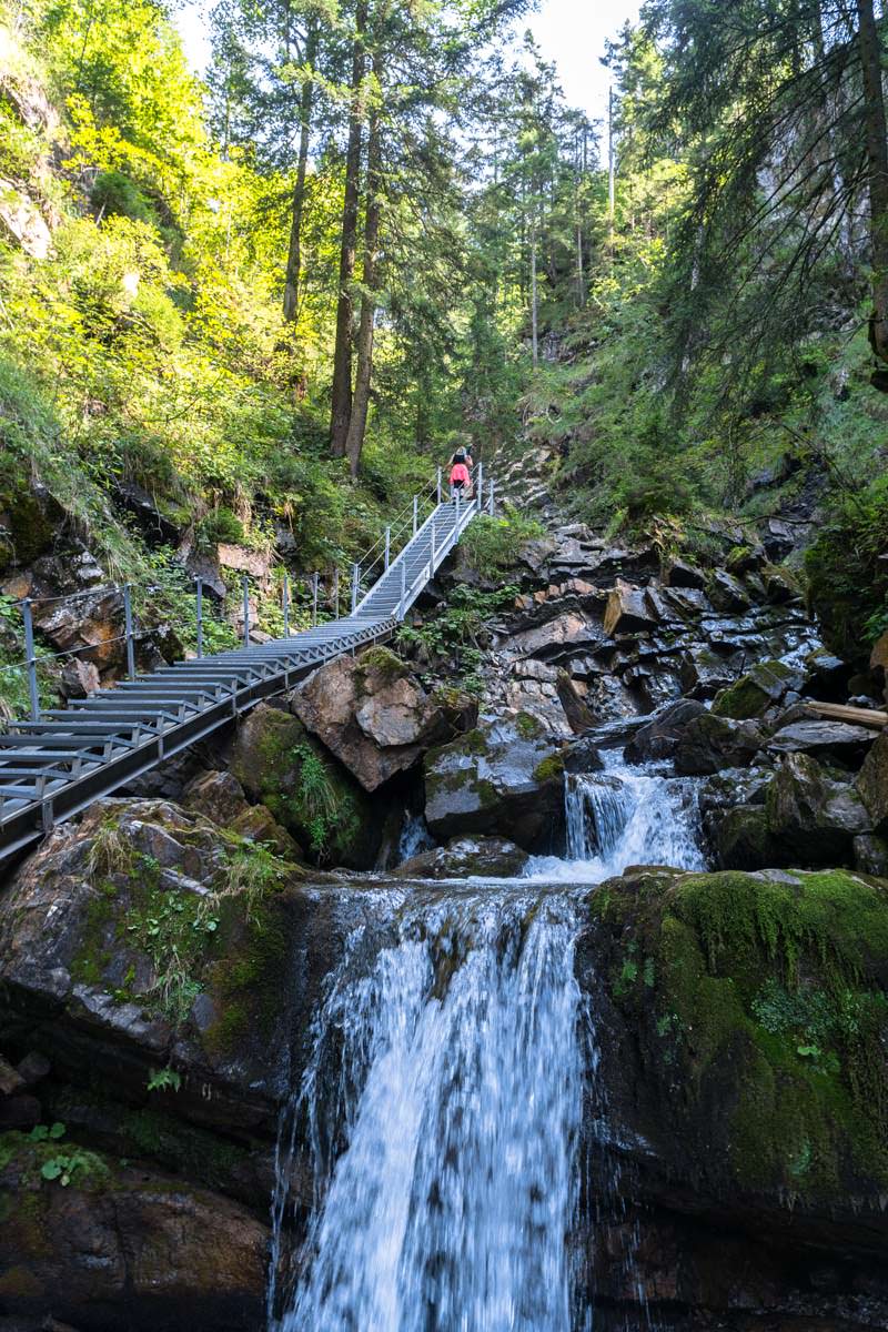 Tobelweg auf der Wanderung zum Gaisalpsee im Allgäu