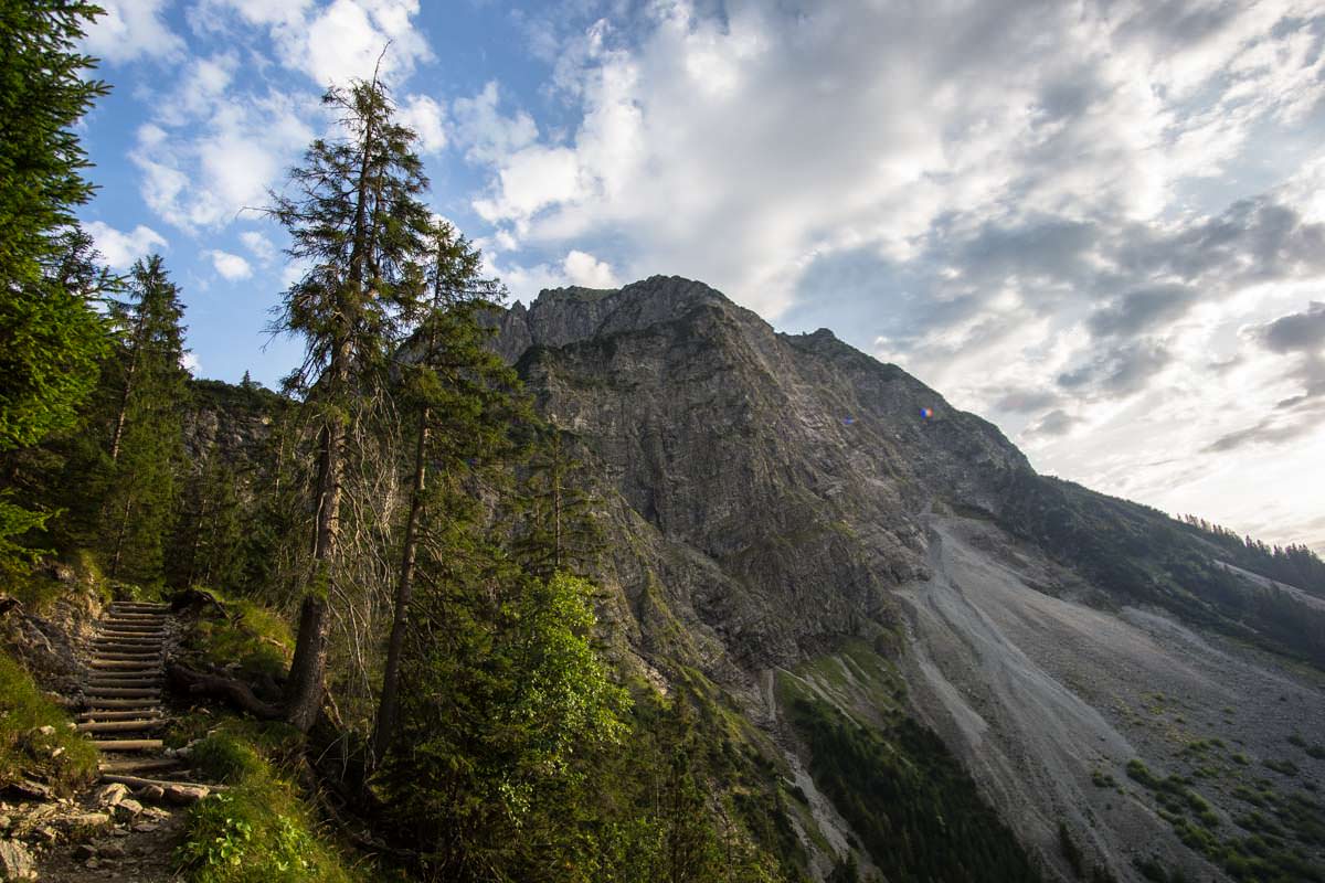 Wanderweg zum unteren Gaisalpsee im Allgäu