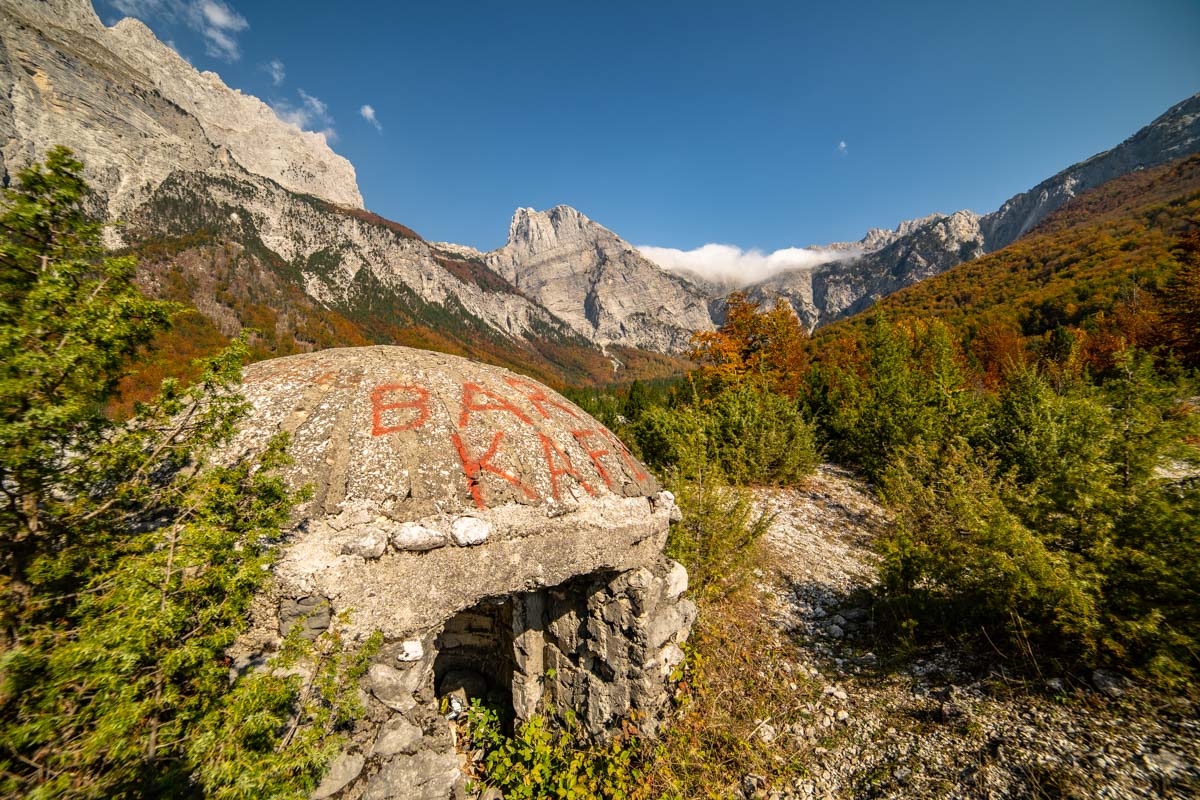 Bunker in den Albanischen Alpen mit Blick auf den Arapi