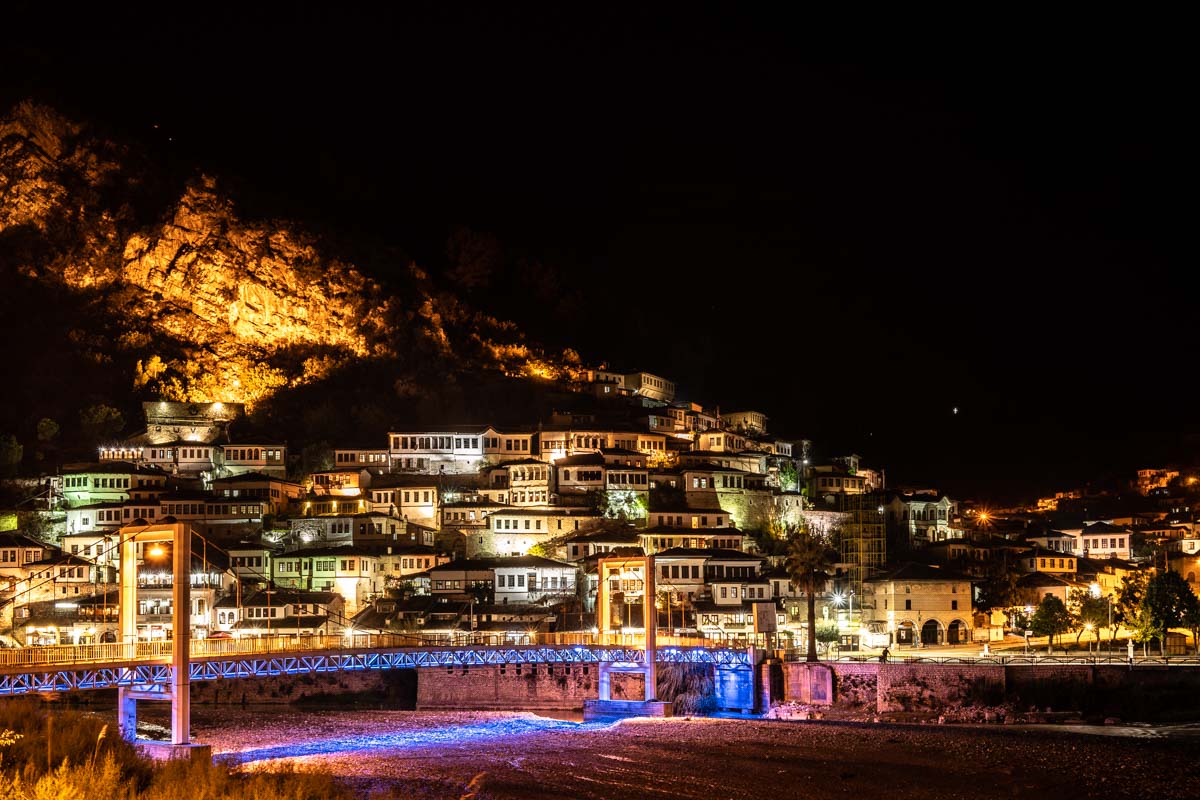 Berat bei Nacht (Albanien)