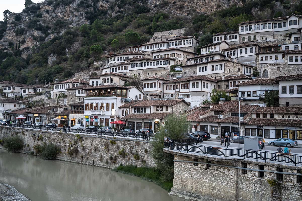 Berat wird auch Stadt der tausend Fenster genannt (Urlaub in Albanien)