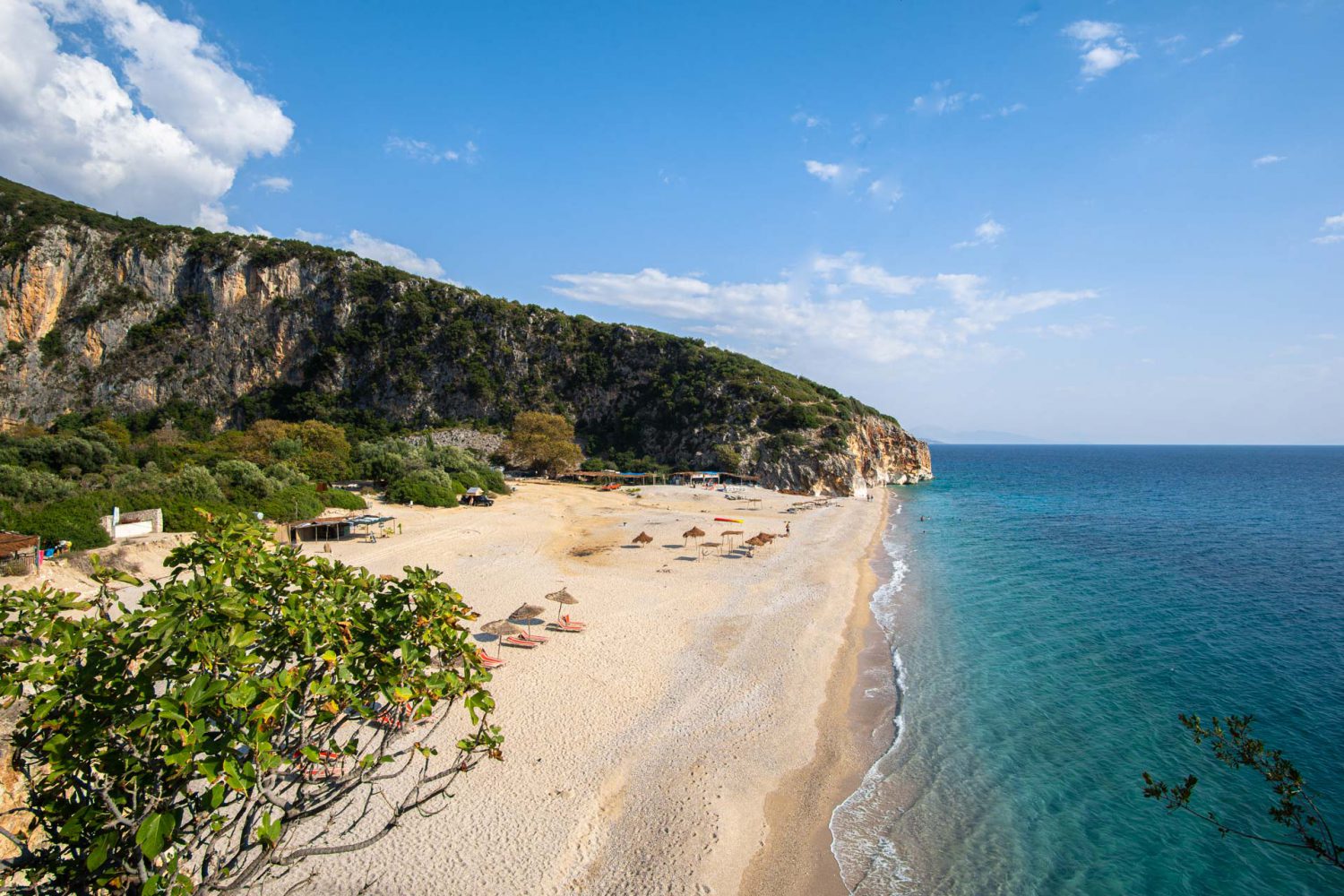 Der weiße Sandstrand am Gjipe Beach in Albanien