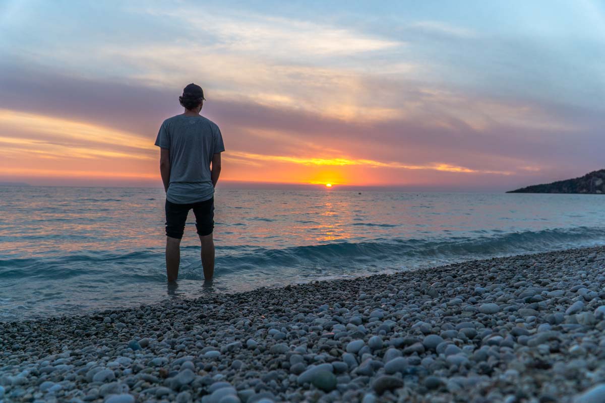 Sonnenuntergang am Livadh Beach in Albanien