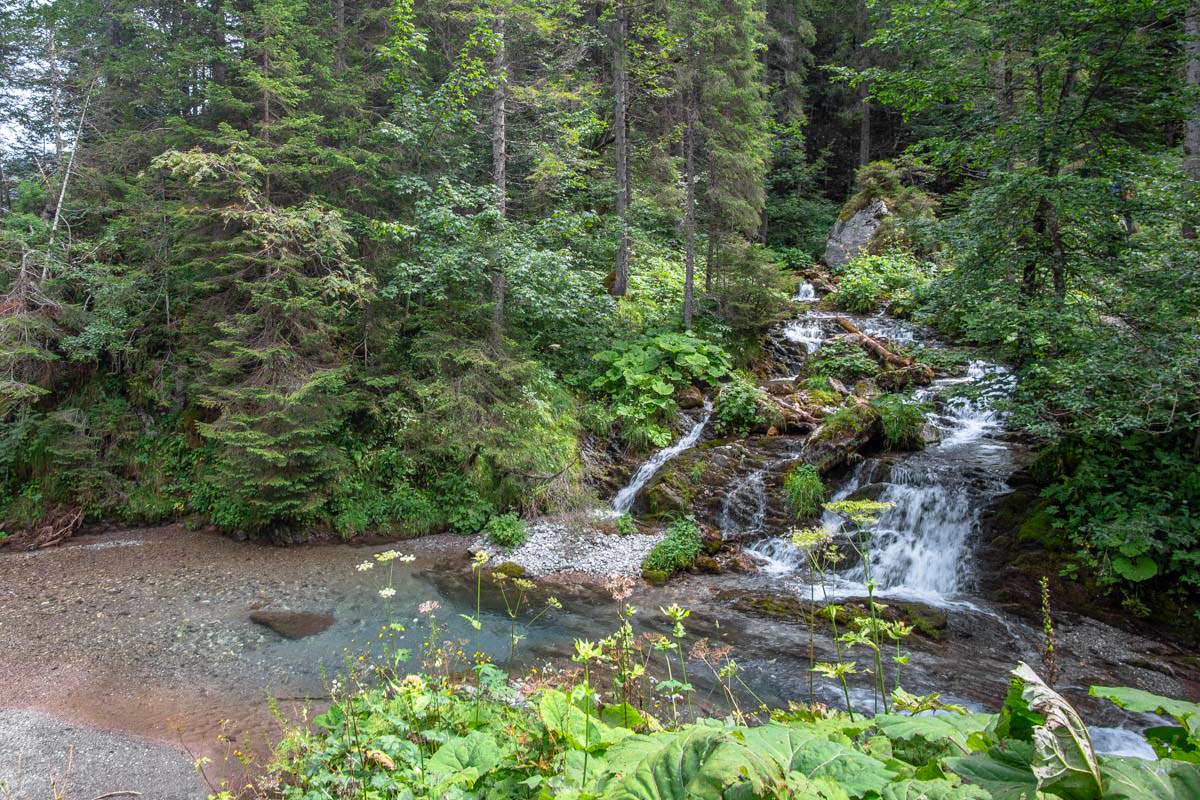 Der Bärgündelesbach fließt über mehrere Kaskaden neben dem Wanderweg entlang