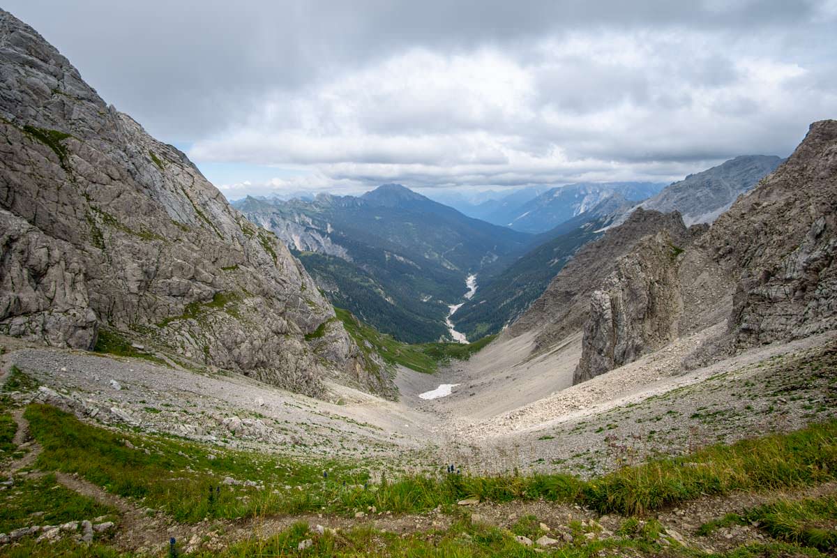 Von der Bockkarscharte blickt man ins einsame Schwarzwassertal