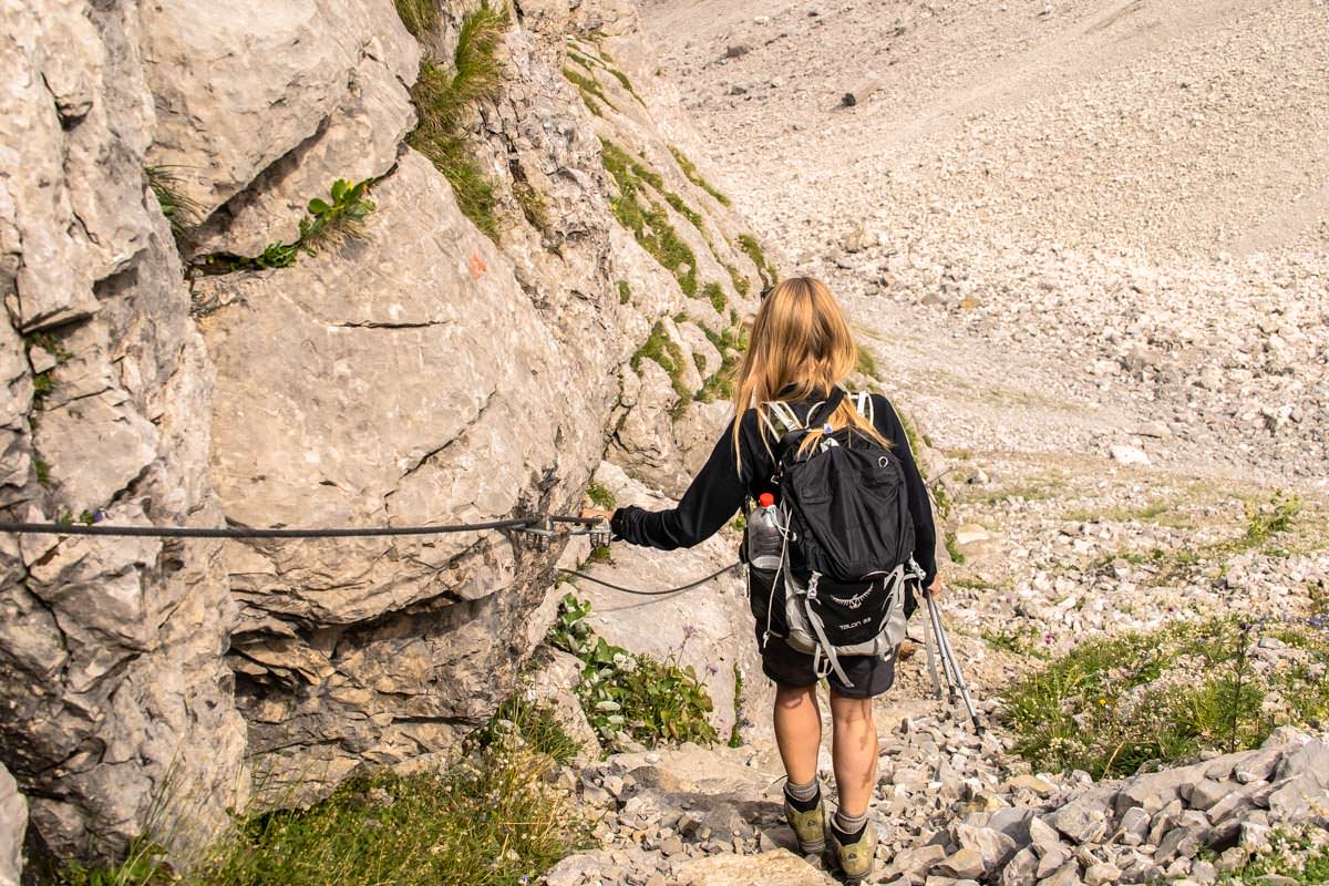 Der Abstieg von der Bockkarscharte führt über ein steiles und rutschiges Geröllfeld