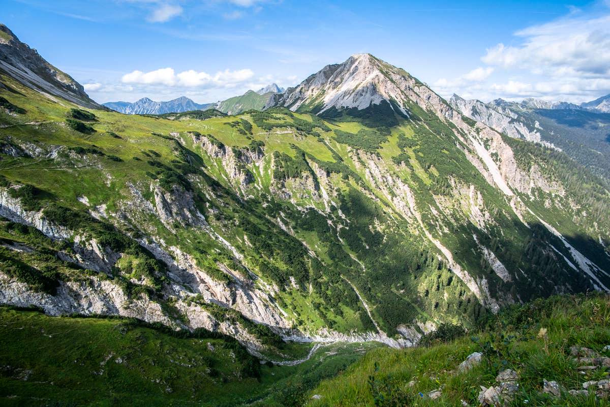 Die Allgäuer Hochalpen sind geprägt von grünen Wiesen