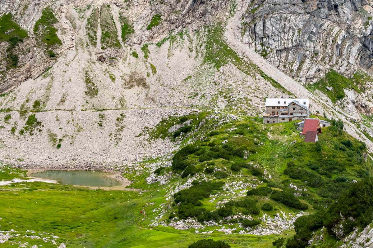 Das Prinz-Luitpold-Haus liegt direkt vor den schroffen Wänden des Wiedemerkopf und neben einem kleinen See