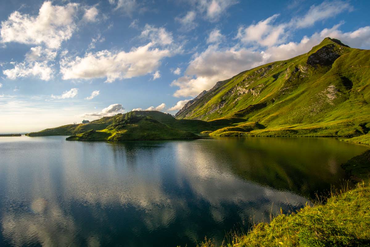 Die Insel im Schrecksee verleiht dem See ein vulkanisches Aussehen