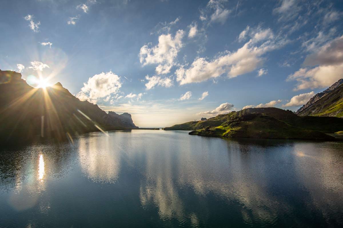 Bei Sonnenuntergang ist der schöne Schrecksee besonders idyllisch