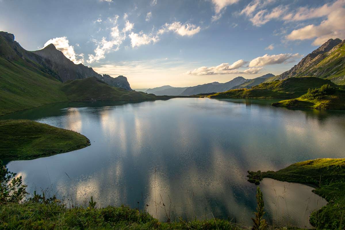 Bei Sonnenuntergang ist der schöne Schrecksee besonders idyllisch