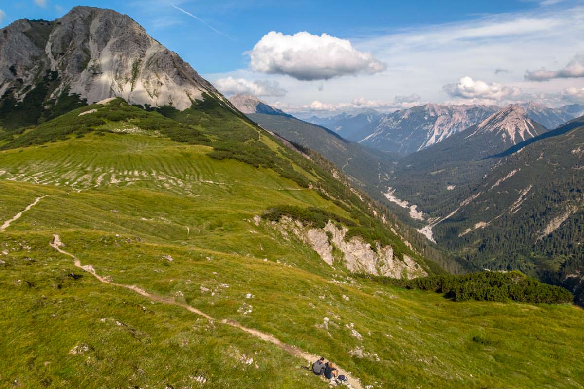 Vom Jubiläumsweg hat man wunderschöne Blicke auf das Schwarzwassertal