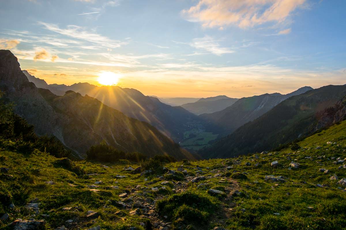 Auf dem Abstieg vom Schrecksee nach Hinterstein scheint uns die Sonne ins Gesicht