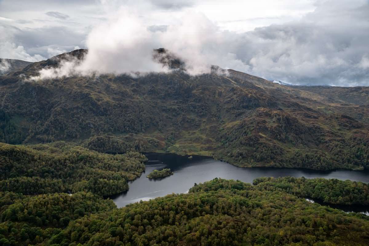 Ben Venue erhebt sich über Loch Katrine