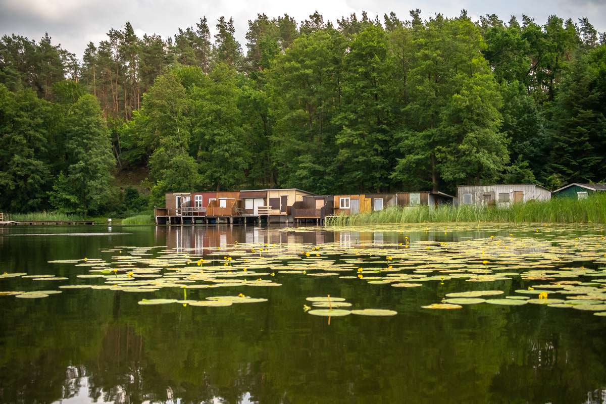 Bunte Fischerhütten säumen das Ufer der Oberen Havel