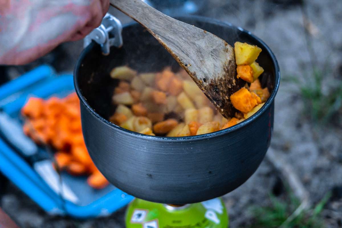 Kochen beim Camping und Wasserwandern