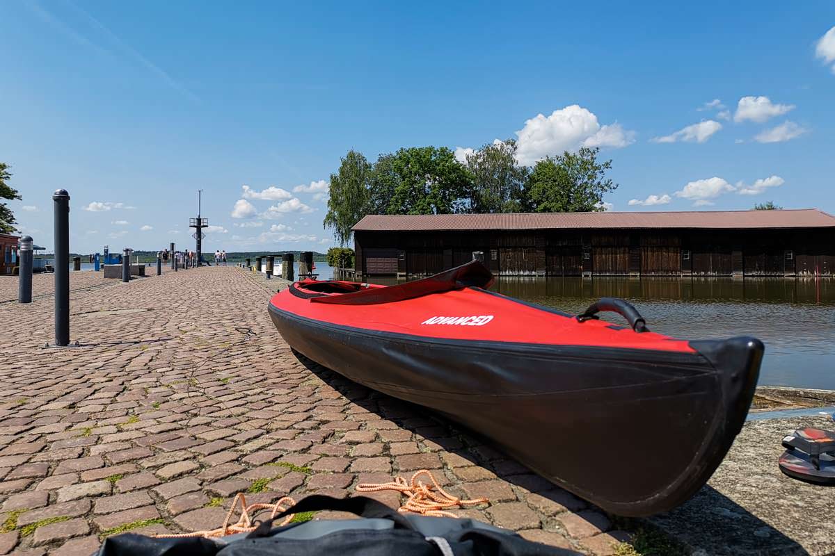 Unser Kanu am Hafen von Neustrelitz