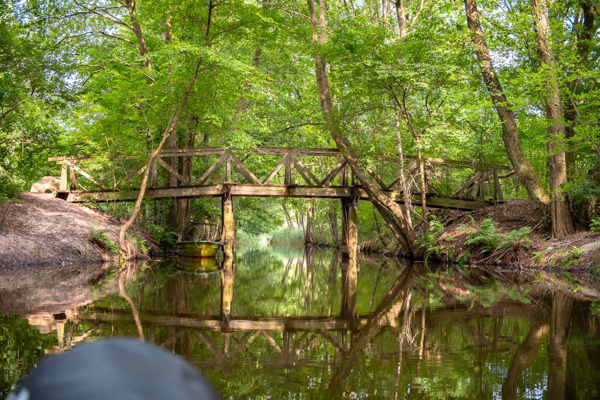 Romantische Fußgängerbrücke aus Holz beim Wasserwandern auf der Oberen Havel